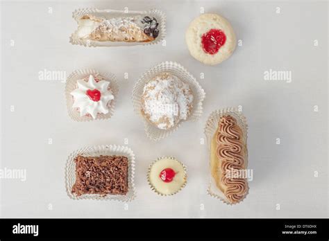 Dainty Cakes and Pastries .